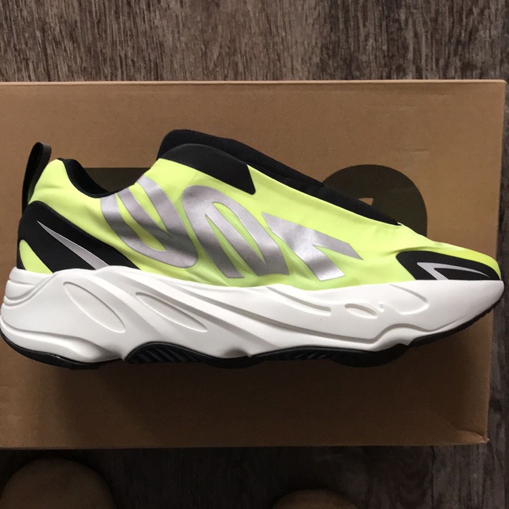 Yeezy 700 MNVN Laceless Phosphor Size 11.5